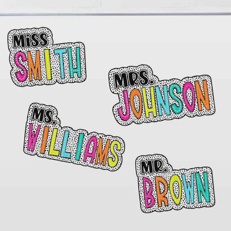 Puede incluir: Cuatro etiquetas de nombre coloridas con los t&iacute;tulos "Miss", "Mrs.", "Ms." y "Mr." seguidos de los nombres "Smith", "Johnson", "Williams" y "Brown". Cada etiqueta tiene un borde punteado negro y una combinaci&oacute;n de colores &uacute;nica, incluyendo rosa, naranja, amarillo y turquesa.