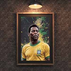 Könnte beinhalten: Gerahmtes Porträt von Pelé in einem gelb-grünen Fußballtrikot. Das Kunstwerk zeigt ein Porträt der Fußballlegende vor einem Hintergrund aus grünen und gelben Farbspritzern. Der Rahmen ist dunkelbraun.