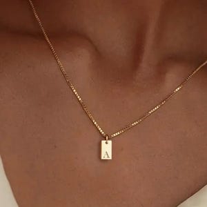 Collar de cadena de oro personalizado con colgante de etiqueta rectangular con letra grabada: regalo de cumpleaños, aniversario, día de la madre, novia, dama de honor