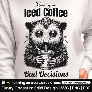 Opossum Kaffee Shirt SVG, Eiskaffee Süchtiger Shirt, Eiskaffee Liebhaber Geschenk, Koffein Süchtiger Lustiges T-Shirt, niedliches Tier Grafik TShirt SVG Design