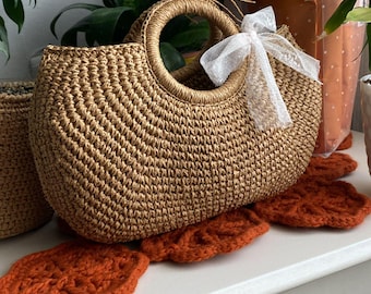 El bolso Luna de rafia, bolso de paja tejido a mano, estética minimalista veraniega, regalo para despedida de soltera, bolso de ganchillo elegante con detalles de encaje.