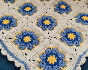 Manta de flores de ganchillo hecha a mano, manta cuadrada de abuela con flores africanas, manta de bebé con flores azules y amarillas, decoración del hogar estilo cottagecore.