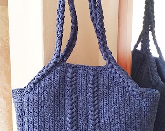 Bolso tote de rafia azul marino tejido a mano con asas trenzadas, estilo bohemio para playa.
