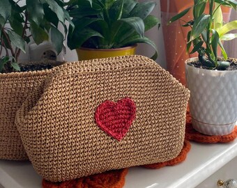 Bolso de mano de ganchillo hecho a mano con forma de corazón en rafia natural, bolso de paja estilo boho con corazón rojo, regalo romántico para ella, bolso de mano tejido de verano.