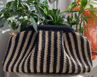 Clutch de rafia hecho a mano, bolso de noche de crochet con rayas negras y crema