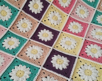 Manta de ganchillo cuadrada Daisy Grandma hecha a mano, manta bohemia floral en tonos pastel, manta para bebé estilo cottagecore, manta afgana floral retro, decoración personalizada para guardería