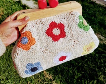 Bolso de mano floral de ganchillo hecho a mano con marco de madera, bolso cuadrado estilo retro de abuela, bolso de noche con flores coloridas, regalo para ella, bolso de mano boho chic, margarita