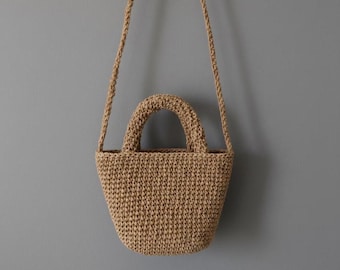 Bolso de mano minimalista de cuerda de papel de ganchillo hecho a mano