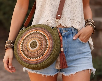 Bolso redondo de ganchillo con diseño de mandala, bolso bandolera bohemio, bolso de hombro hippie verde oliva, bolso de punto circular hecho a mano con borla, accesorios para festivales.