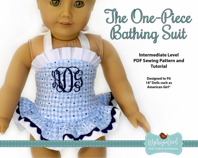 Puede incluir: Una mu&ntilde;eca con un ba&ntilde;ador de una pieza a cuadros azules y blancos con un estampado floral y un escote con volantes. El traje tiene un monograma azul oscuro y un dobladillo festoneado. El texto en la imagen dice "The One-Piece Bathing Suit" y "Designed to Fit 45.72cm Dolls such as American Girl".