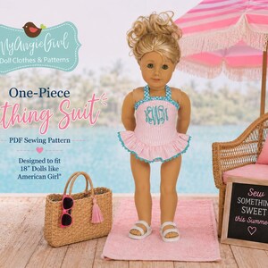 Puede incluir: Una mu&ntilde;eca con un ba&ntilde;ador de una pieza a rayas rosas y blancas con ribete azul y monograma. La mu&ntilde;eca est&aacute; sobre una toalla rosa cerca de una escena de playa. La imagen incluye una bolsa de paja, gafas de sol y un letrero que dice "Sew Something Sweet this Summer!"