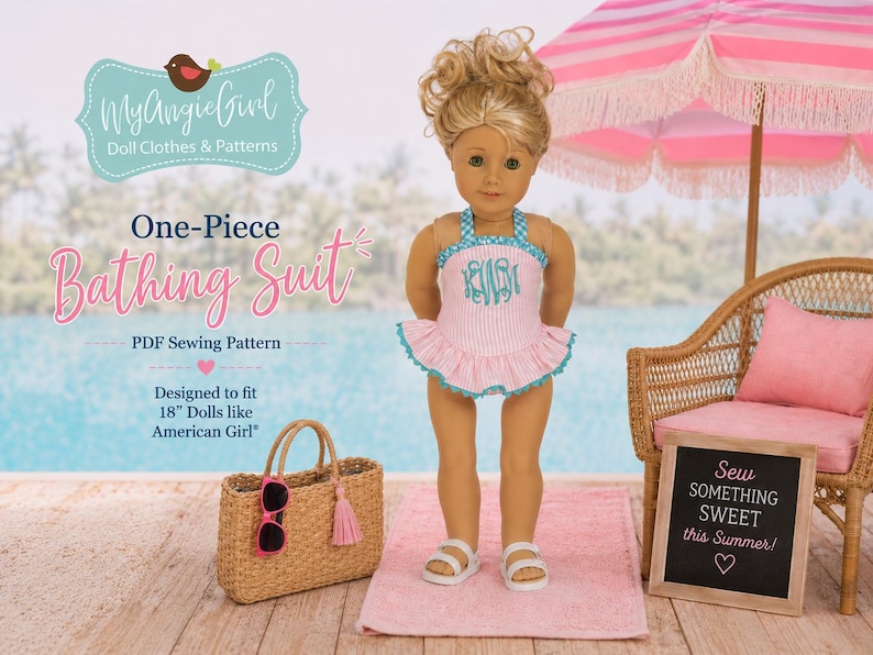 Puede incluir: Una mu&ntilde;eca con un ba&ntilde;ador de una pieza a rayas rosas y blancas con ribete azul y monograma. La mu&ntilde;eca est&aacute; sobre una toalla rosa cerca de una escena de playa. La imagen incluye una bolsa de paja, gafas de sol y un letrero que dice "Sew Something Sweet this Summer!"