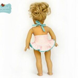 Puede incluir: Una mu&ntilde;eca con un traje de ba&ntilde;o a rayas rosas y blancas con una falda con volantes y ribete turquesa. El traje de ba&ntilde;o tiene un cuello halter con un lazo de cuadros. La mu&ntilde;eca tiene el pelo rubio peinado en dos mo&ntilde;os. Incluye el texto "MyAngieGirl Doll Clothes & Patterns".