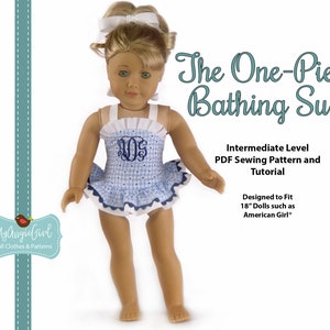 Puede incluir: Una mu&ntilde;eca con un ba&ntilde;ador de una pieza a cuadros azules y blancos con una falda con volantes y tirantes. El ba&ntilde;ador tiene un monograma en el corpi&ntilde;o. El texto dice "The One-Piece Bathing Suit" y "Dise&ntilde;ado para mu&ntilde;ecas de 45,7 cm como American Girl".
