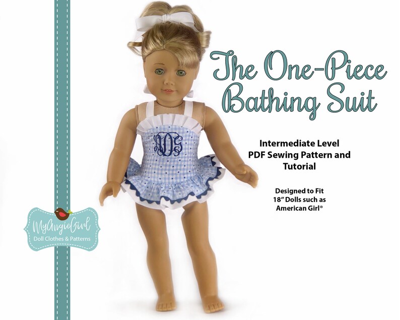 Puede incluir: Una mu&ntilde;eca con un ba&ntilde;ador de una pieza a cuadros azules y blancos con una falda con volantes y tirantes. El ba&ntilde;ador tiene un monograma en el corpi&ntilde;o. El texto dice "The One-Piece Bathing Suit" y "Dise&ntilde;ado para mu&ntilde;ecas de 45,7 cm como American Girl".