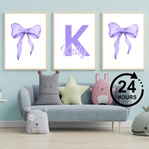 Paarse bloemen kinderkamer muur kunst set van 3 - strik hart naam print voor babymeisje - aangepaste eerste poster - elegante babymeisje kamer decor muurkunst