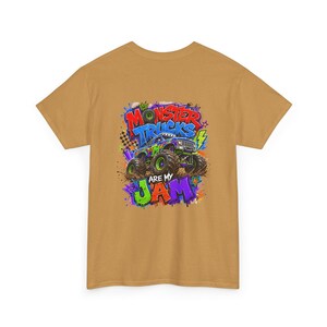 Może przedstawiać: Musztardowa koszulka z kolorową grafiką monster trucka i napisem "Monster Trucks Are My Jam". Grafika zawiera zielone, niebieskie, fioletowe i ż&oacute;łte akcenty, w stylu graffiti.