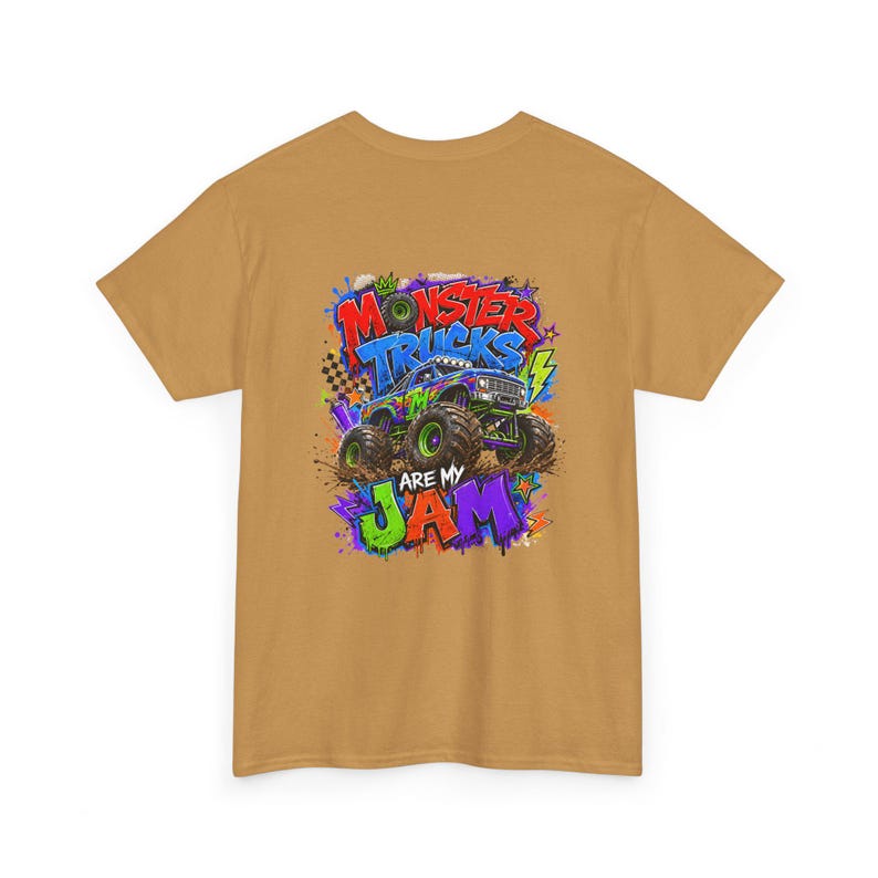 Może przedstawiać: Musztardowa koszulka z kolorową grafiką monster trucka i napisem "Monster Trucks Are My Jam". Grafika zawiera zielone, niebieskie, fioletowe i ż&oacute;łte akcenty, w stylu graffiti.