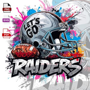 Puede incluir: Ilustración de estilo grafiti con un casco y un balón de fútbol, con las palabras "LET'S GO" y "RAIDERS". El diseño incluye salpicaduras de pintura de colores. El balón es marrón y blanco. El casco es gris con detalles azules.