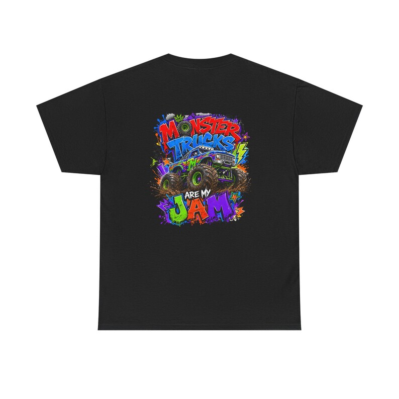 Może przedstawiać: Czarny t-shirt z kolorową grafiką monster trucka i napisem "Monster Trucks Are My Jam". Projekt wykorzystuje żywe kolory i styl graffiti, idealny dla fan&oacute;w wyścig&oacute;w monster truck&oacute;w.
