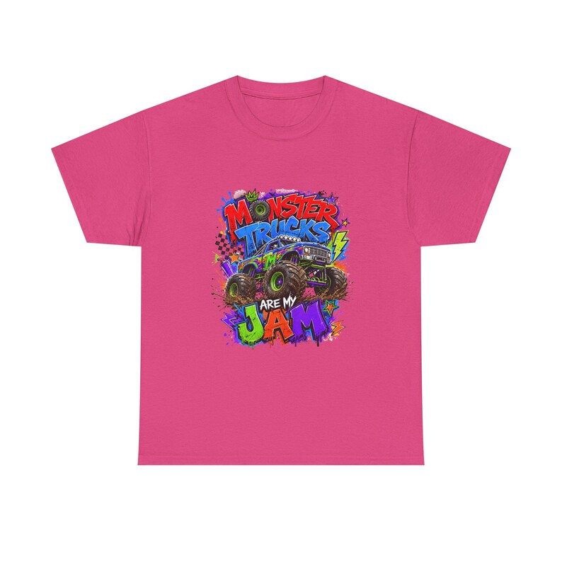 Może przedstawiać: R&oacute;żowa koszulka z kolorową grafiką monster trucka i napisem "Monster Trucks are my Jam". Projekt wykorzystuje żywe kolory zieleni, błękitu, fioletu i ż&oacute;łci, tworząc zabawny i energiczny wygląd.