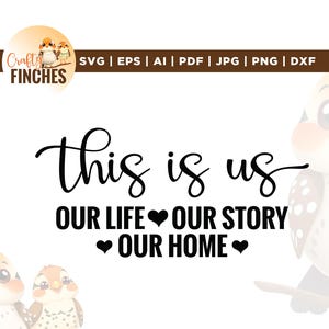 以下が含まれることがあります： 「This is us」のテキストが筆記体で書かれたデジタルデザイン。その下に「Our Life」、「Our Story」、「Our Home」というフレーズがあります。ハートのシンボルと、漫画の鳥のロゴが含まれています。