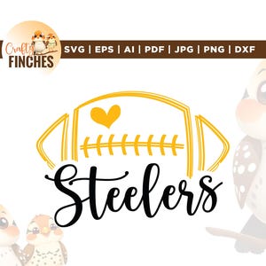 Op de afbeelding: Een digitaal ontwerp met een gele American football-vorm, een hart en het woord "Steelers" in zwart script. Het ontwerp bevat de tekst "SVG | EPS | AI | PDF | JPG | PNG | DXX" en het "Crafty Finches" logo.