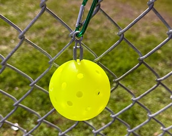 Soporte original para pelota de pickleball: clip de fijación rápida con mosquetón / bolsa, valla o llavero.