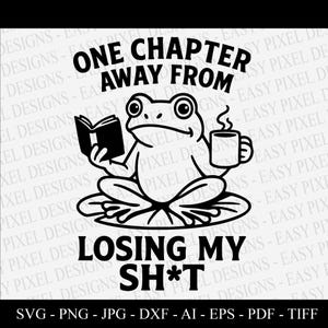 Grenouille drôle lecture Clipart SVG PNG – One Chapter Away from Losing My Sh*t Design pour Cricut, sublimation, amateur de livres, tasses, chemises et travaux manuels