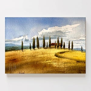 Può includere: Un dipinto ad acquerello che raffigura un campo di grano dorato sotto un cielo blu con nuvole bianche. Una fila di cipressi alti e sottili si staglia all'orizzonte, oscurando parzialmente una piccola casa con tetto rosso nel paesaggio.