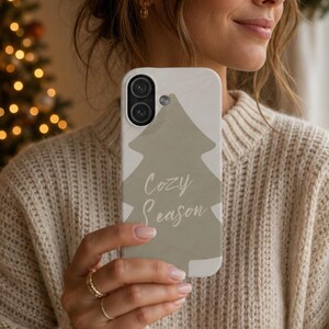 iPhone Hülle Weihnachten | Handyhülle mit Tannenbaum und Cozy Season Schriftzug | Boho Winter Geschenk für Frauen | Ästhetisches Phone Case
