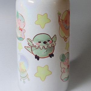 Wunderliches Chibi Galaxy Glas: Mephisto, Schneemann, Kind und Vogel Kunstwerk auf Becher