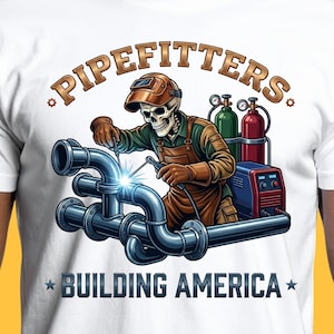 以下が含まれることがあります： 白いTシャツ。溶接工の骸骨のグラフィック、テキスト「PIPEFITTERS」と「BUILDING AMERICA」が特徴です。デザインには溶接設備と青いパイプが含まれています。背景は黄色です。