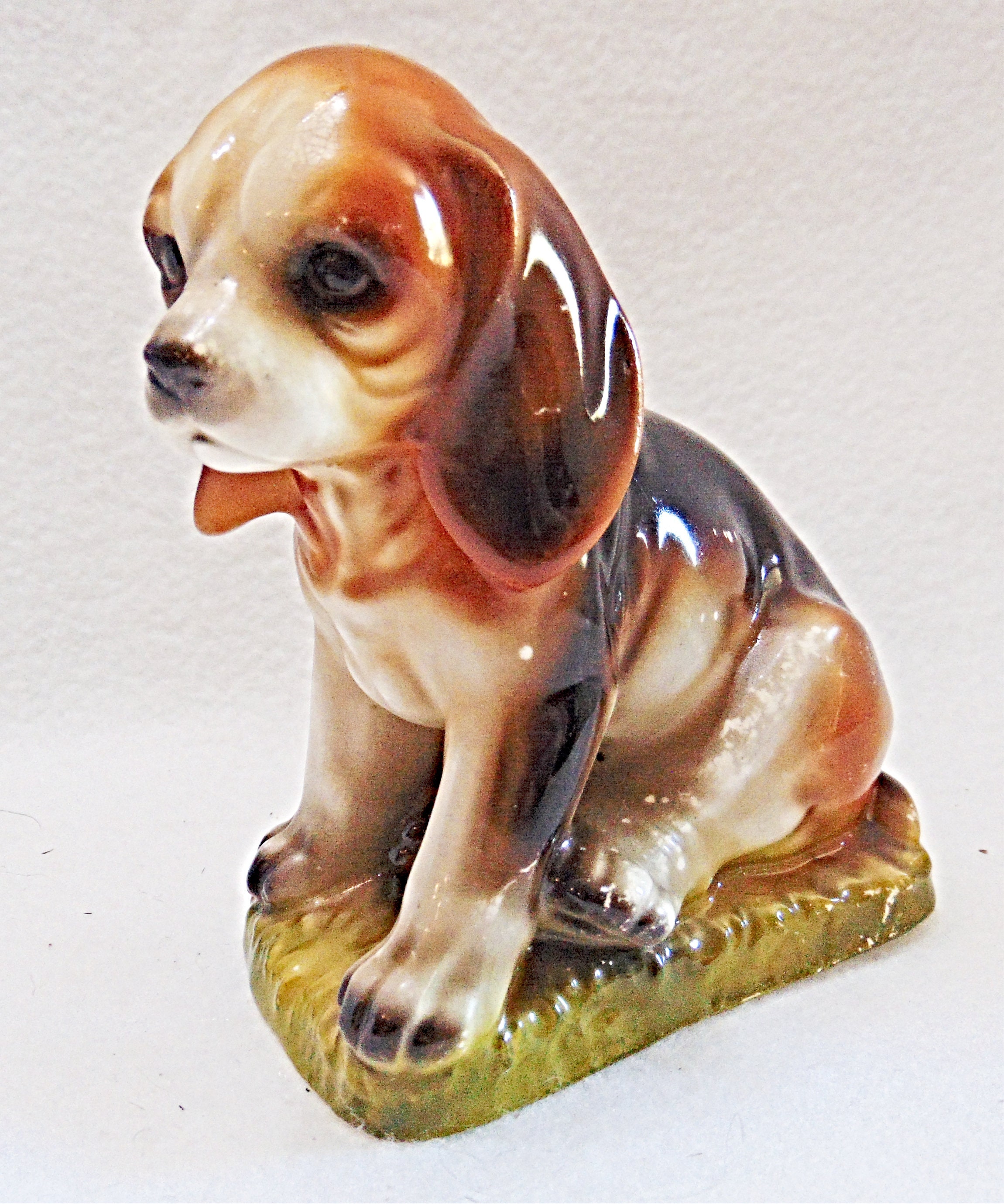 beagle dog figurine