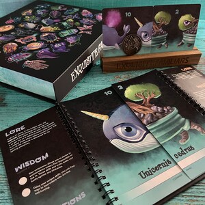 Puede incluir: Un juego de cartas llamado "Exquisite Familiars". Las cartas presentan ilustraciones de criaturas fant&aacute;sticas, incluyendo un unicornio con cuerpo azul y un gran ojo, y un &aacute;rbol que crece en una maceta. Las cartas est&aacute;n numeradas 10 y 2. El libro de reglas del juego est&aacute; abierto en una p&aacute;gina con el t&iacute;tulo "Lore" y una descripci&oacute;n de la criatura unicornio.