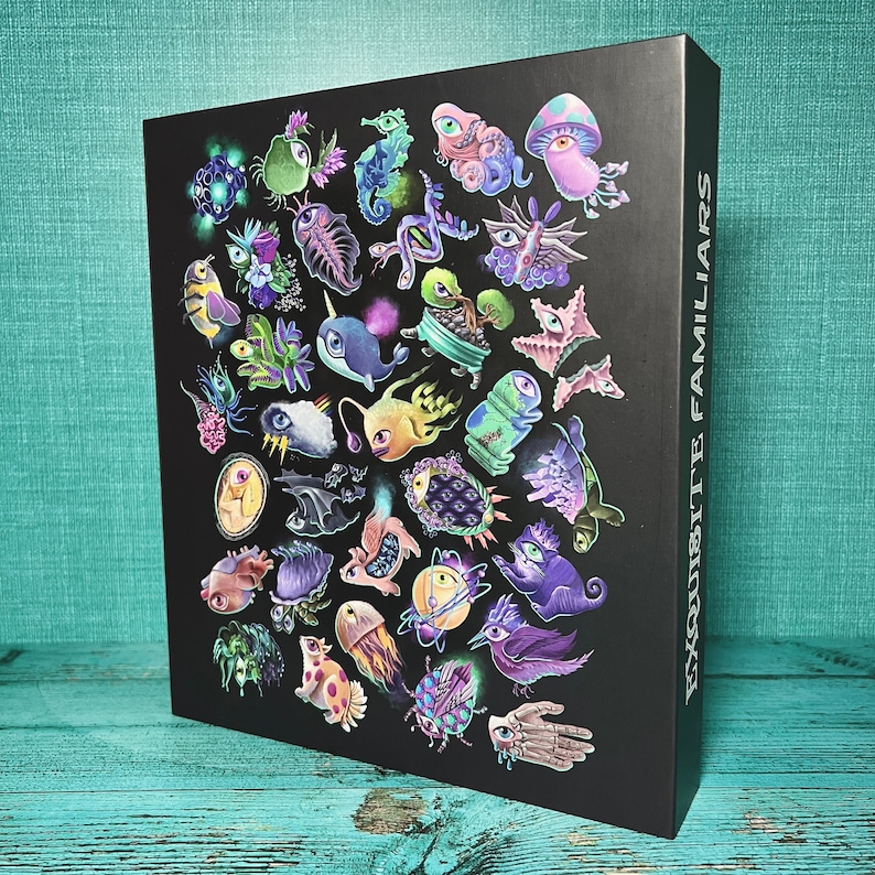 Puede incluir: Una ilustraci&oacute;n en blanco y negro de una colecci&oacute;n de criaturas fant&aacute;sticas, incluyendo una mariposa, un pez, un p&aacute;jaro y un hongo. La ilustraci&oacute;n se titula "Exquisite Familiars".