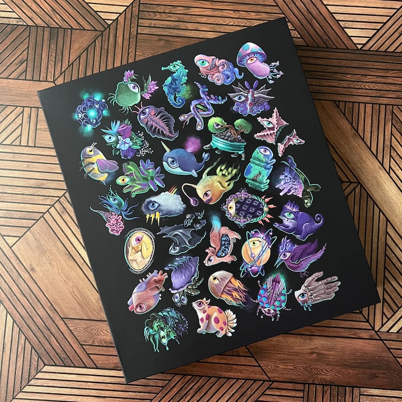 Puede incluir: Una ilustraci&oacute;n en blanco y negro de una variedad de criaturas fant&aacute;sticas, incluyendo un pez, una mariposa, un hongo y un caracol. Las criaturas est&aacute;n todas dibujadas en un estilo de dibujos animados y tienen acentos brillantes y coloridos.