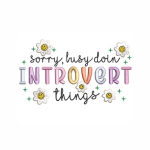 Peut inclure: Fond blanc avec le texte "sorry, busy doin' INTROVERT things" dans un mélange de couleurs. Le mot "INTROVERT" est en grandes lettres colorées. Des graphiques de marguerites et d'étoiles entourent le texte.