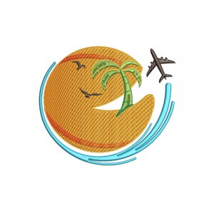 Könnte beinhalten: Gesticktes Design mit einer tropischen Insel. Eine gelbe Sonne mit einer Palme, zwei Vögeln und einem Flugzeug. Blaue Wellen umgeben die Insel und erzeugen ein Reise- oder Urlaubsthema. Geeignet für Kleidung oder Accessoires.