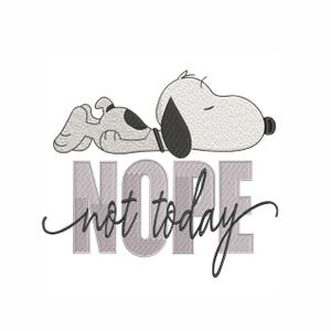 Peut inclure: Motif brodé représentant Snoopy, le chien de dessin animé, dormant. Le texte "NOPE not today" est en dessous de Snoopy dans une police script, avec le mot "NOPE" en police bloc. Le design est en nuances de gris et de noir.