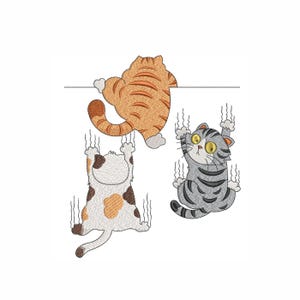 Può includere: Design ricamato con tre gatti dei cartoni animati. Un gatto tigrato arancione è appeso sopra una linea, mentre un gatto calico e un gatto tigrato grigio sono appesi sotto. I gatti hanno grandi occhi e graffiano la superficie.