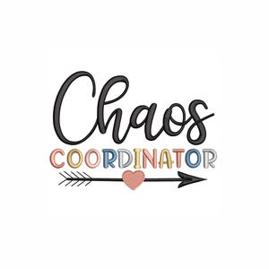 Może przedstawiać: Wzór haftu przedstawiający czarny tekst pisany Chaos nad tekstem drukowanym COORDINATOR w naprzemiennych pastelowych kolorach różowym, niebieskim, żółtym i szarym, wykończony czarną grafiką strzałki i małym różowym sercem.