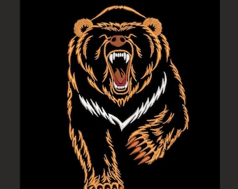 Puede incluir: Un diseño bordado de un oso en tonos marrones y negros, con la boca abierta en un rugido. Las garras del oso están extendidas y una forma de cheurón blanco está debajo de su cuello. El fondo es negro sólido.
