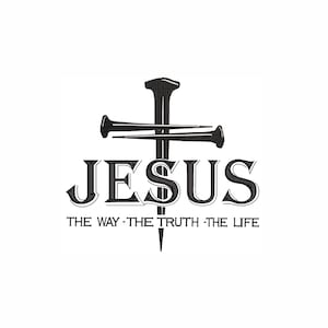 Può includere: Un disegno ricamato nero che presenta un chiodo verticale incrociato da due chiodi orizzontali che formano una croce. Sotto i chiodi, la parola JESUS è scritta in un carattere serif in grassetto, seguita dal testo THE WAY THE TRUTH THE LIFE.