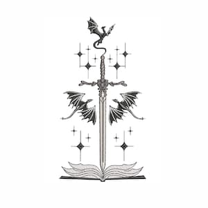 Peut inclure: Motif brodé d'une épée, de dragons et d'un livre ouvert. L'épée est au centre, avec des dragons de chaque côté et un au-dessus. Des étoiles sont dispersées autour de l'épée et des dragons. Le design est en nuances de gris et de blanc.