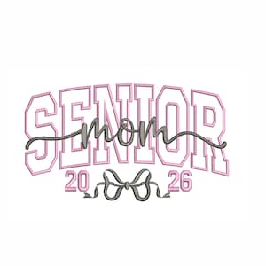Op de afbeelding: Geborduurd ontwerp met de woorden "SENIOR mom 2026" in roze en grijs. Het woord "SENIOR" is in een blokletterstijl en "mom" is in cursief. Onderaan staat een grijze strik.