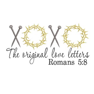 Könnte beinhalten: Ein Grafikdesign mit zwei goldenen Dornenkronen und zwei silbernen Nägeln, die die Buchstaben "XO" bilden, mit dem Text "The original love letters Romans 5:8" darunter.