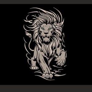Può includere: Un disegno ricamato di un leone in posa da camminata, con una criniera dettagliata e occhi blu penetranti. Il leone è reso in tonalità di grigio su sfondo nero, mettendo in risalto l'intricato ricamo.