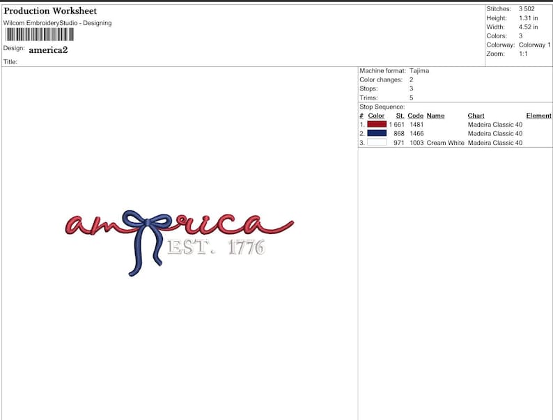 K&ouml;nnte beinhalten: Ein Stickdesign mit dem Wort "america" in Schreibschrift, einem blauen Bogen, der das "e" ersetzt, und "EST. 1776" darunter. Das Design ist 3,33 cm hoch und 11,48 cm breit. Es verwendet rote, blaue und cremewei&szlig;e F&auml;den.