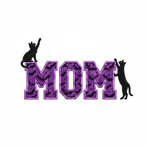 Könnte beinhalten: Ein gesticktes Design mit dem Wort MOM in Blockbuchstaben auf einem violetten Hintergrund mit schwarzen Fledermäusen und kleinen Sternen. Eine schwarze Katze sitzt auf dem ersten M, eine zweite schwarze Katze steht am letzten M.